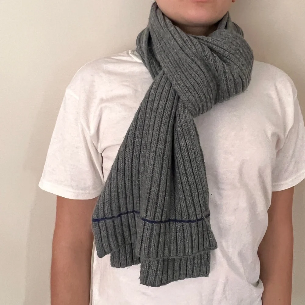 Gap gray scarf